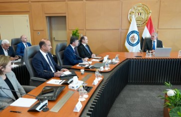 وزير البترول خلال اللقاء 