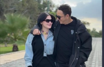 مصطفى قمر وزوجته 