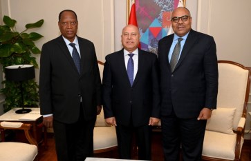 اجتماع كامل الوزير مع الوفد التنزانى