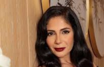  الفنانة مني زكي