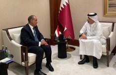وزير الخارجية يلتقي مع رئيس وزراء قطر