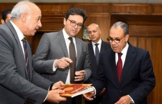 وزير الخارجية يتسلم وثائق وخرائط تاريخية 