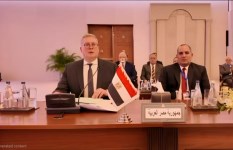 وزير البترول خلال الاجتماع 