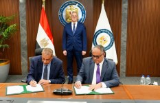 وزير البترول خلال التوقيع