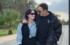 مصطفى قمر وزوجته 