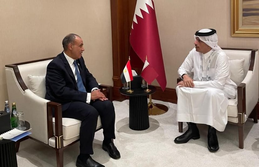 وزير الخارجية يلتقي مع رئيس وزراء قطر