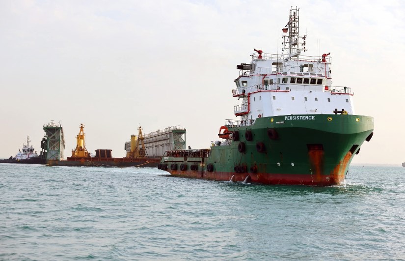 عبور الحوض العائم العملاق