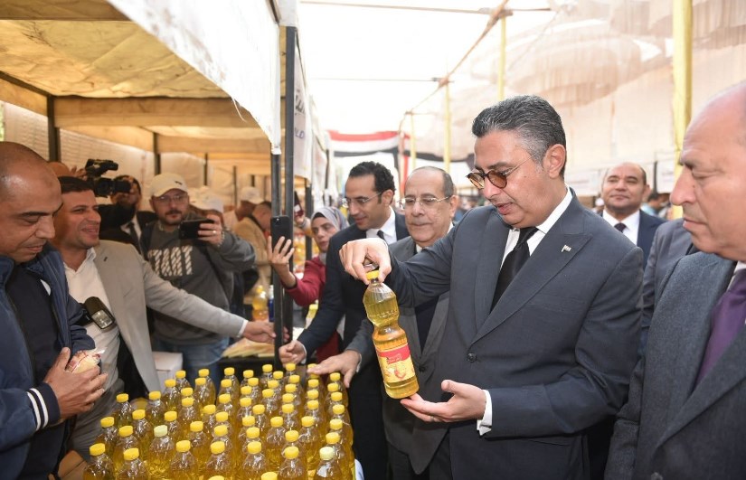وزير التموين يفتتح سوق اليوم الواحد
