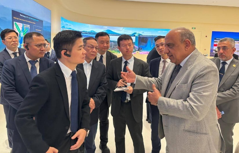 وزير الكهرباء يزور معامل هواوي في الصين