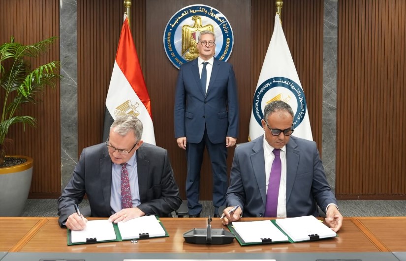 وزير البترول خلال التوقيع 