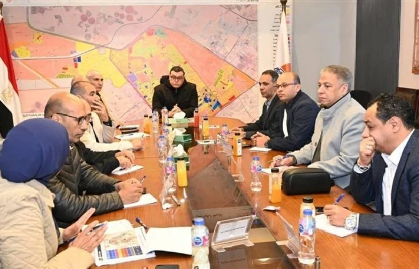 وزير الإسكان يعقد اجتماعا بمقر جهاز مدينة الشيخ زايد لاستعراض خُطط التطوير