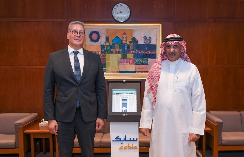 وزير البترول خلال اللقاء 