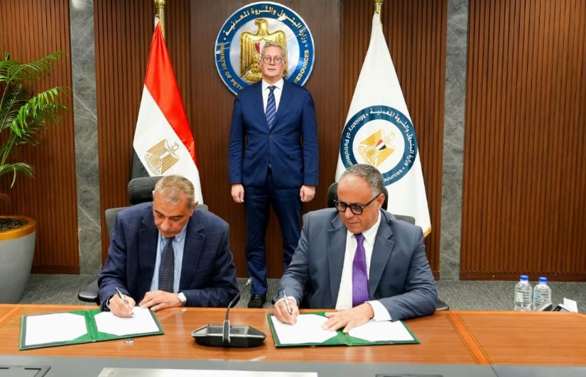 وزير البترول خلال التوقيع