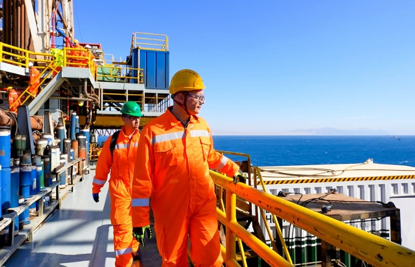 وزير البترول خلال تفقده البئر