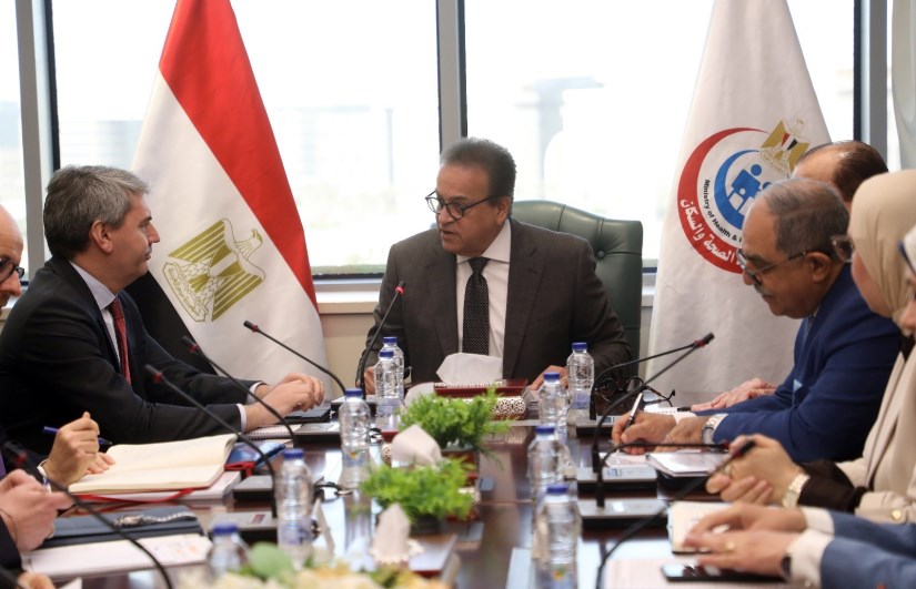 اجتماع وزير الصحة مع وفد بنك الاستثمار الأوروبى