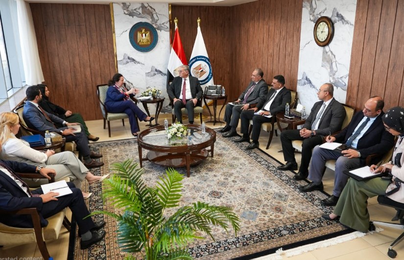 اجتماع وزير البترول مع وفد البنك الأوروبى