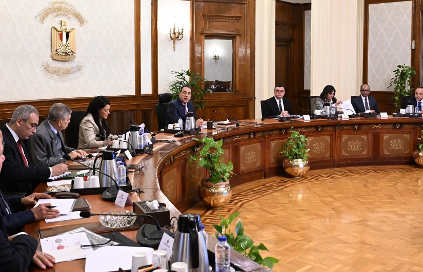 اجتماع متابعة مشروعات تحلية مياه البحر