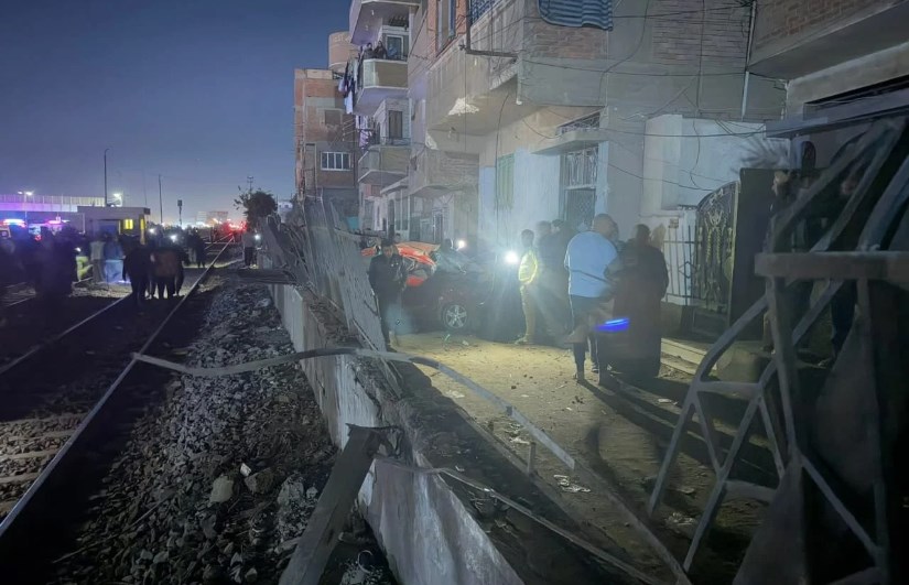 سقوط حاويات فارغة من أعلى قطار