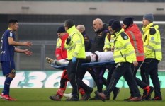 Moise Kean أثناء خروجه من الملعب