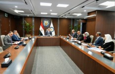 وزير البترول خلال الاجتماع 