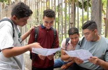 طلاب الصف الثاني الثانوي 