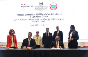 جانب من حفل التوقيع  جانب من حفل التوقيع