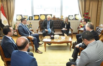وزير الإسكان مع السفير السويدي والوفد المرافق له