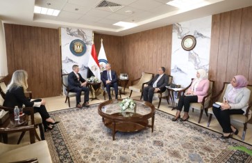 وزير البترول خلال اللقاء 