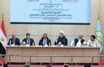 د. نظير عياد خلال الندوة د. نظير عياد خلال الندوة