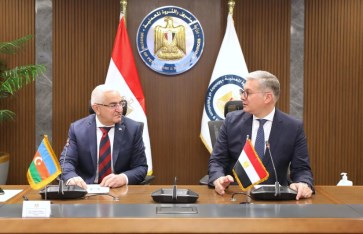 وزير البترول خلال اللقاء 