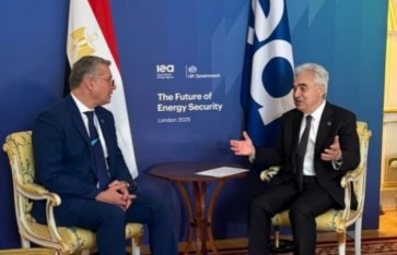 وزير البترول خلال اللقاء 