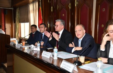 وزير البترول خلال اللقاء 