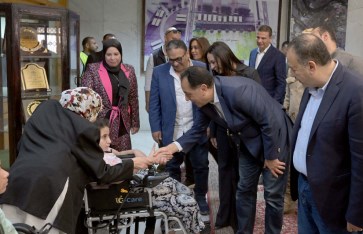 رئيس الوزراء يُسلم 22 كرسياً كهربائياً لذوي الهمم فى أسيوط رئيس الوزراء يُسلم 22 كرسياً كهربائياً لذوي الهمم فى أسيوط