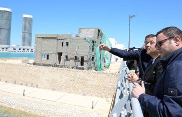 رئيس الوزراء يتفقد نماذج الفيلات فى "مزارين" بالعلمين الجديدة رئيس الوزراء يتفقد نماذج الفيلات فى "مزارين" بالعلمين الجديدة