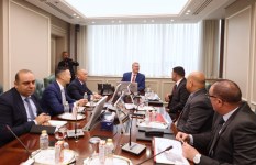 وزير البترول خلال اللقاء 