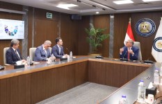 وزير البترول خلال اللقاء 