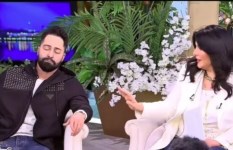 منى الشاذلي مع مجسم لأحمد حاتم منى الشاذلي مع مجسم لأحمد حاتم