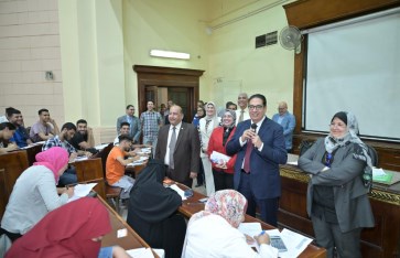 جولة رئيس جامعة القاهرة 