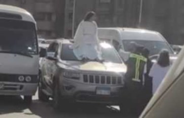 صورة من الواقعة فتاة تعتلي سيارتها أعلى كوبري أكتوبر 