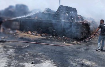 تفحم تريلا محملة بالبضائع أعلى الطريق الإقليمي  تفحم تريلا محملة بالبضائع أعلى الطريق الإقليمي