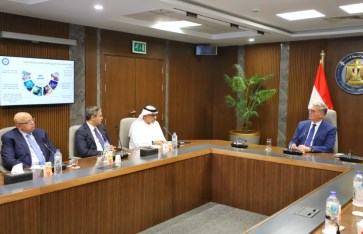 وزير البترول خلال اللقاء 