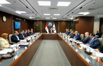 وزير البترول خلال الاجتماع 