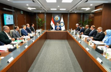 وزير البترول خلال الاجتماع 