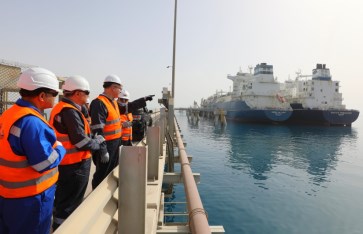 وزير البترول خلال الجولة  وزير البترول خلال الجولة