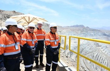 رئيس الوزراء يتفقد منجم السكرى رئيس الوزراء يتفقد منجم السكرى