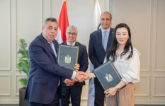 توقيع عقد مشروع لإنتاج الملابس الجاهزة 