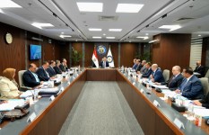 وزير البترول خلال الاجتماع 