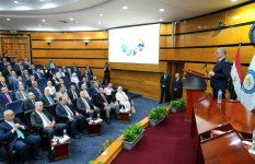 وزير البترول خلال اللقاء 