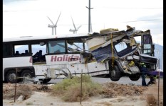 تحطم حافلة سياحية بإمريكا تحطم حافلة سياحية بإمريكا