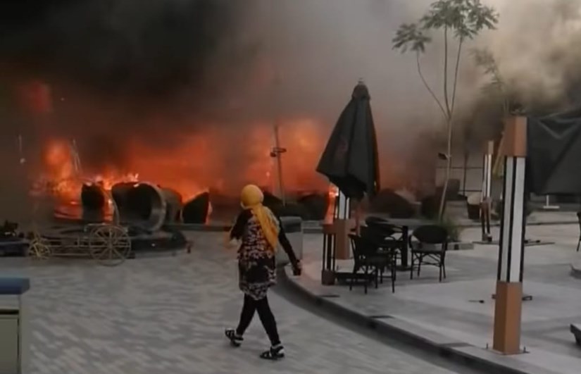 حريق مطعم بالممشى السياحي في زايد حريق مطعم بالممشى السياحي في زايد